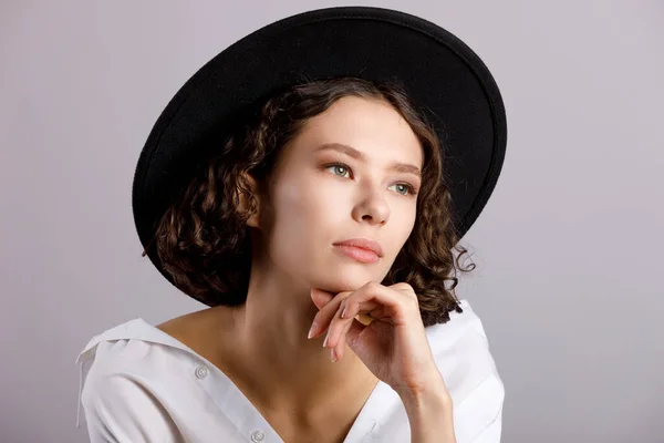 一个戴着大黑帽的年轻女子的画像 妇女时装肖像 — 图库照片
