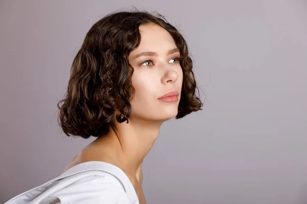 Retrato Una Joven Con Peinado Elegante Cuello Largo Sobre Fondo — Foto de Stock