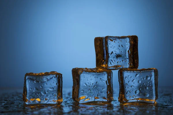 Jégkockák Vízcseppek Közelről Kék Alapon — Stock Fotó