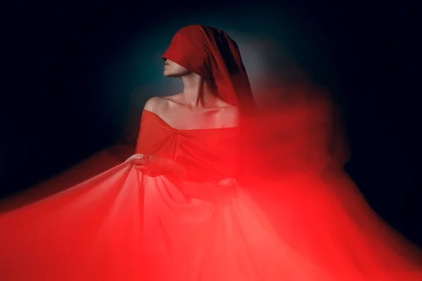 Foto Moda Conceptual Una Joven Vestida Rojo Sobre Fondo Oscuro —  Fotos de Stock