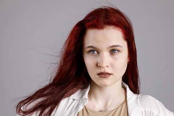 風に流れる髪の若い赤髪の女性の肖像画 — ストック写真