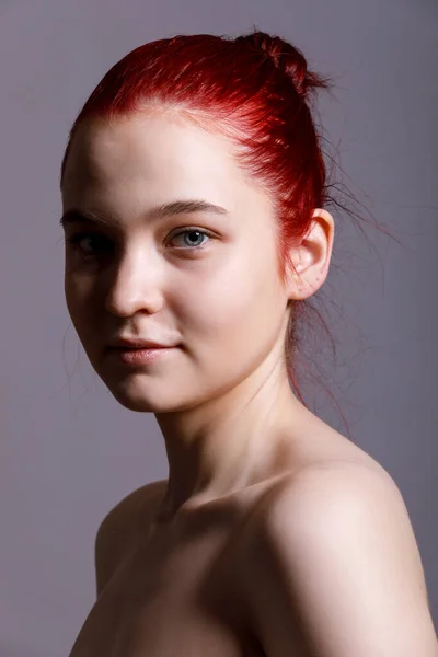 Retrato Uma Bela Jovem Com Pele Clara Maquiagem Natural Fundo — Fotografia de Stock