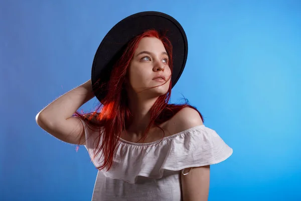 Retrato Uma Mulher Bonita Com Cabelo Vermelho Chapéu Preto Fundo — Fotografia de Stock