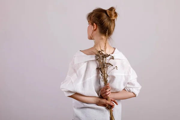 Psychological Portrait Young Woman Bouquet Dried Flowers Her Hand Standing — Stock Photo, Image