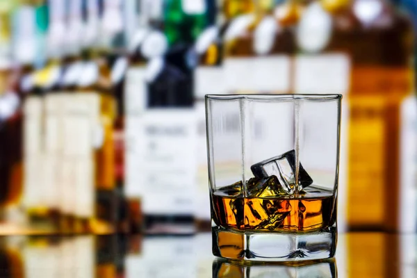 Verre Whisky Avec Des Glaçons Sur Table Sur Fond Bar Images De Stock Libres De Droits