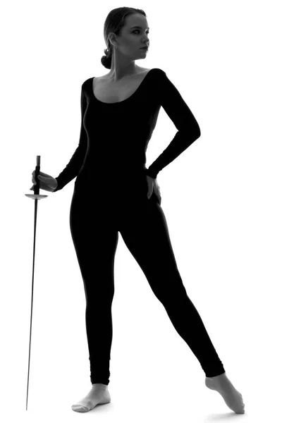 一个身材高大 手里拿着剑 背景偏僻的年轻女子的侧影 图库照片