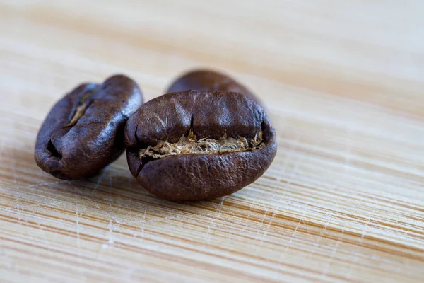 在木制表面上的特写烤咖啡豆 — 图库照片