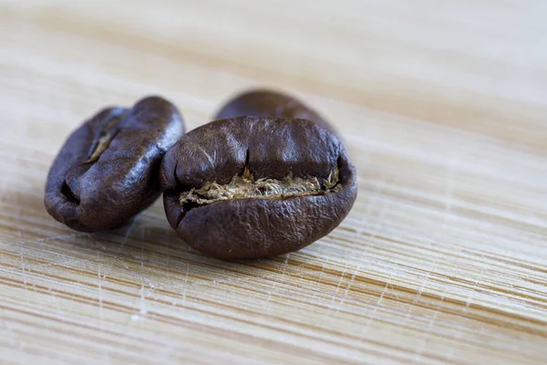 木の表面の近くで焙煎されたコーヒー豆 ストック画像