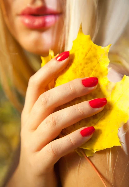 Girl in autumn park — Stock Photo, Image