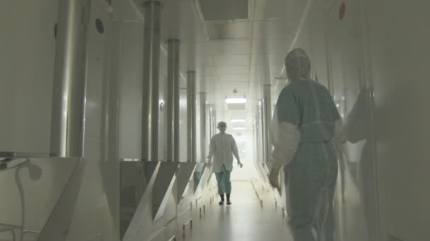 Довгий яскравий коридор в науково-лабораторному будинку . — стокове відео
