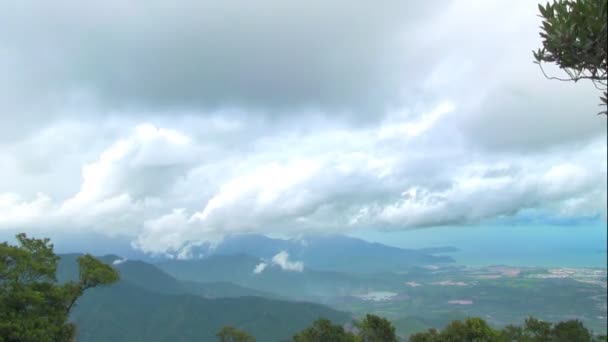 Nubes en las montañas — Vídeo de stock