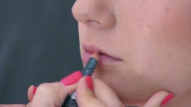 makyaj sanatçısı kadın kozmetik uygulama