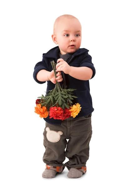 Pojke med blommor — Stockfoto