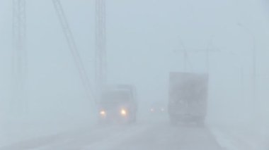 bir kar fırtınası de yol arabalar gitmek