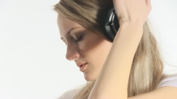 Girl listening to music with headphones — Stock Video