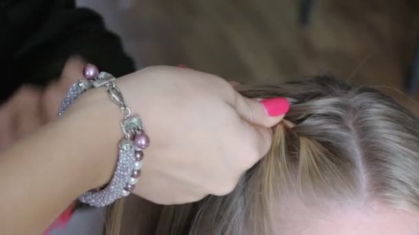 Barber plaits girl's hair — Stock Video