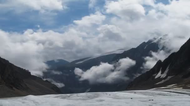 Wolken boven de bergen — Stockvideo