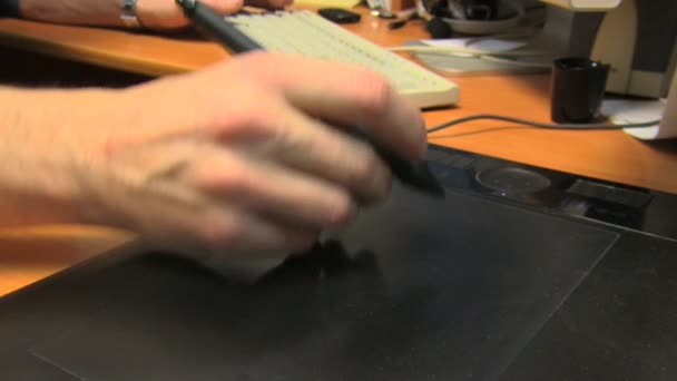 Tablet kalemiyle tasarımcısının el — Stok video