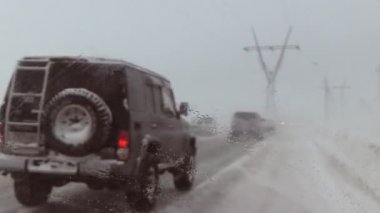 bir kar fırtınası de yol arabalar gitmek