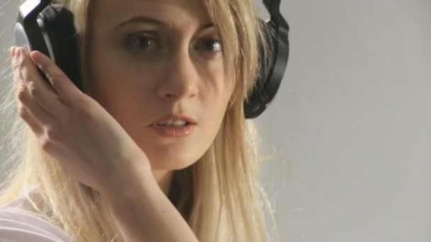 Kvinna lyssnar på musik med hörlurar — Stockvideo