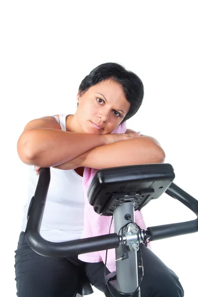Tlustá žena cvičení na kole — Stock fotografie