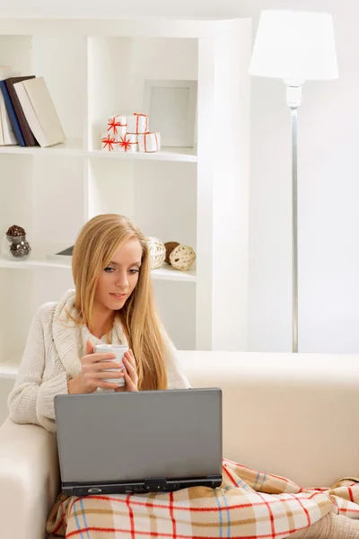 Girl with laptop — Stock Photo, Image