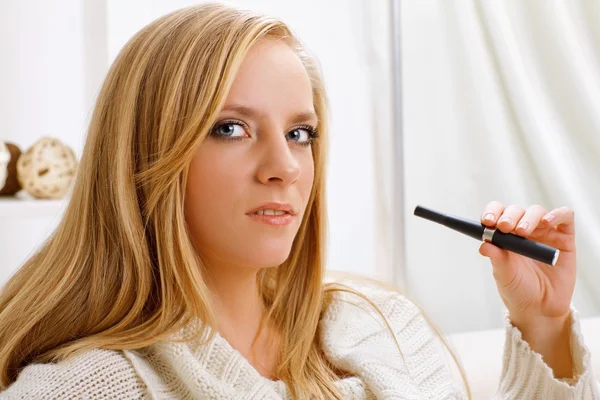 Flicka med e-cigarett — Stockfoto