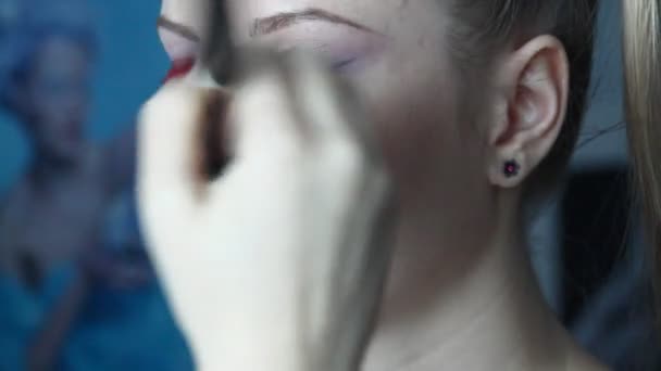 Make-up für ein Modell — Stockvideo