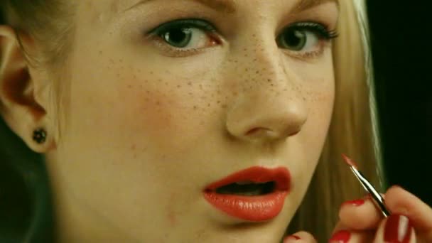 Make-up für ein Modell — Stockvideo