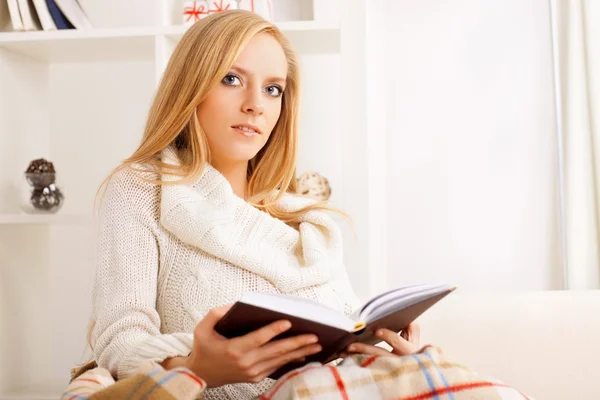 Mädchen lesen Buch — Stockfoto