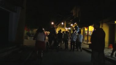 Hoi an, vietnam - 2 Temmuz: sokakta şehir merkezinde Hoi an, vietnam 2 Temmuz 2012 tarihinde yürüyüş.