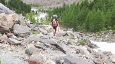 Adam dağ arasında hiking sırt çantası