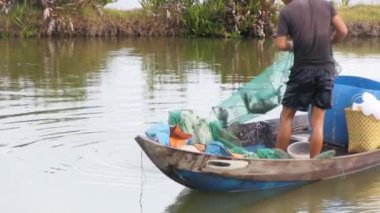 onun net olarak çekerek balıkçı