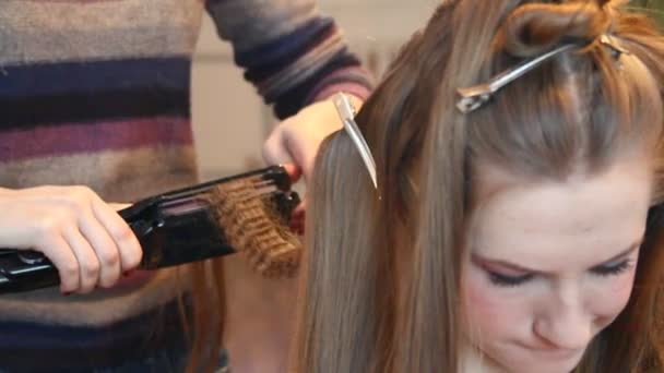 Hairdresser plating hair — Stock Video