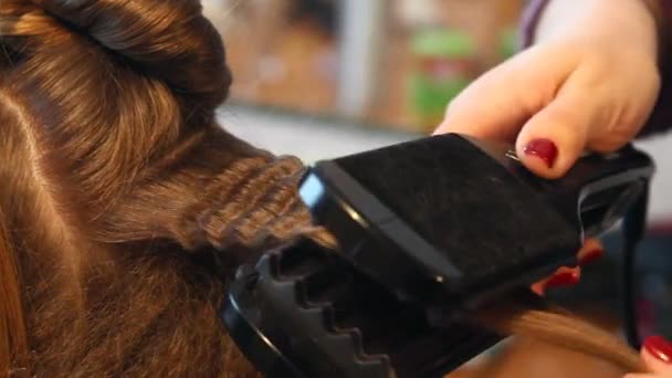 Friseur plattiert Haare — Stockvideo