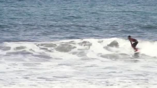 BALI, INDONESIA - DIC 25: surf en Kuta Beach en Bali el 25 de diciembre de 2012. Kuta Beach es conocida como uno de los 50 mejores lugares de surf del mundo . — Vídeos de Stock