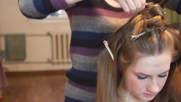 Beauty woman having her hairdo by stylist — Stock Video