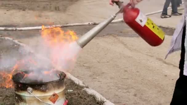 Hombre usando extintor de incendios — Vídeos de Stock