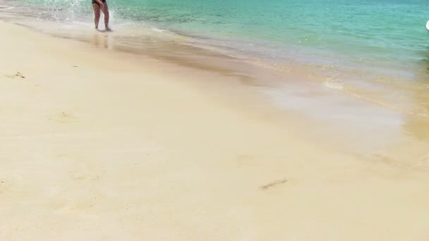 Hombre corriendo en la playa de verano — Vídeos de Stock