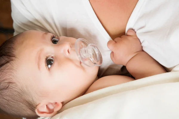 Bambino con ciuccio — Foto Stock