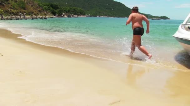 Garçon courant sur la plage d'été — Video