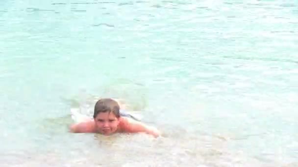 Pojke leker på stranden — Stockvideo