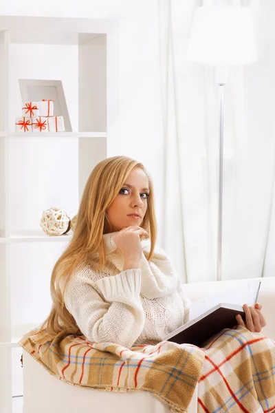 Girl reading book — Stock Photo, Image