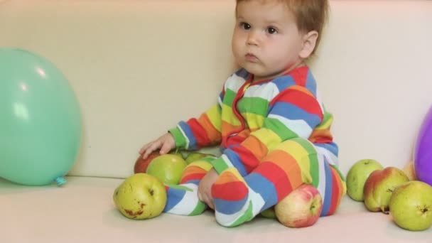 Adorable child with apples — Stock Video