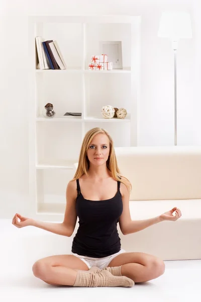 Girl doing yoga — Stock Photo, Image