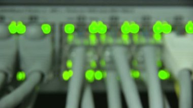 kabloları ve bağlantıları ağ sunucusunda.