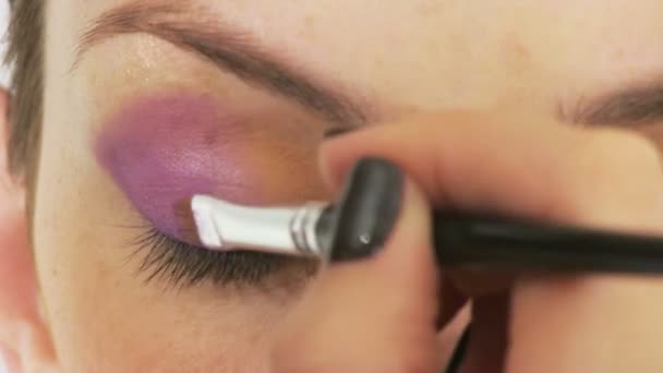 Mujer teniendo maquillaje en salón de belleza — Vídeos de Stock