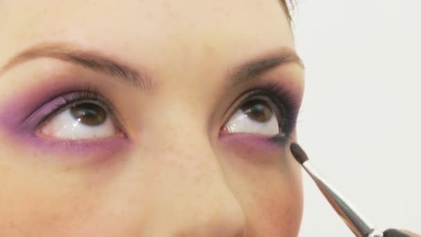 Vrouw met make up in beauty salon — Stockvideo