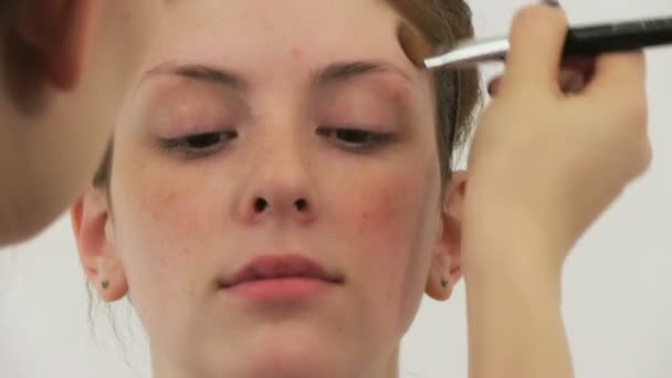 Femme ayant maquillage en salon de beauté — Video