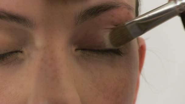 Make-up voor een model — Stockvideo